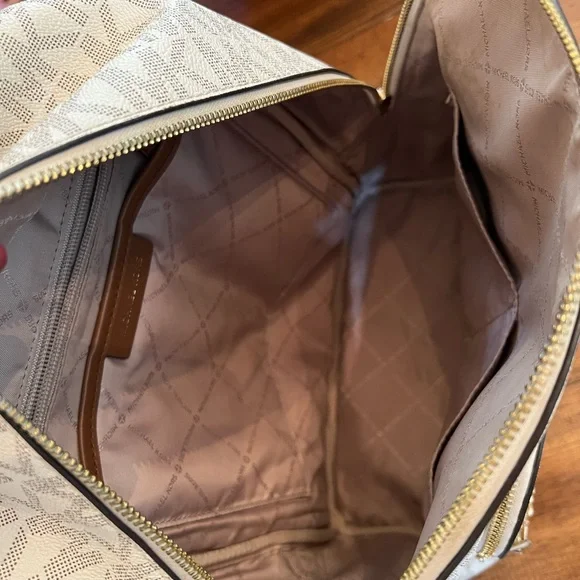 Michael Kors | Signature Chain Zip Backpack - Picture 4 of 6